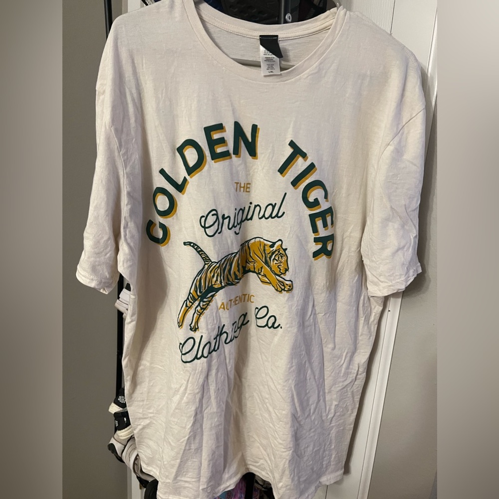 Boutique graphic shirt